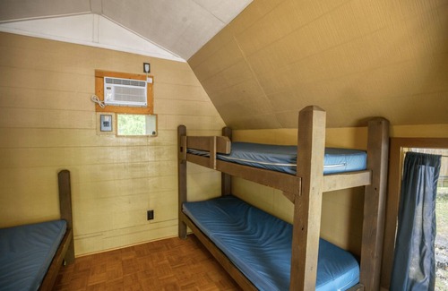 Manchester Cabin | 1 Room Camping Cabin - Enjoy a cabin with air conditioning and real beds!