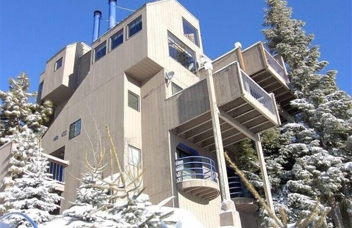 Tahoe Village Condo | #1 SKIERS CHOICE! WALK TO CHAIRLIFT! SLEEPS 6, COZY AND CLEAN, VIEWS!