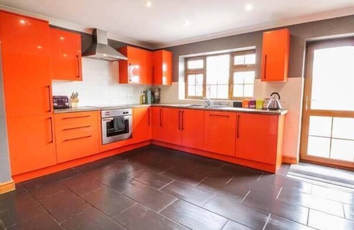 Cemaes Bay House | 1 THE OLD SMITHY, pet friendly, luxury holiday cottage in Cemaes Bay