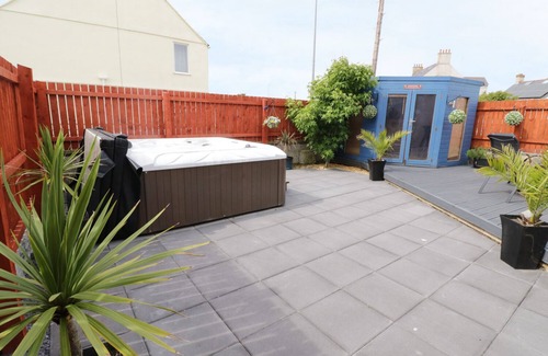 Cemaes Bay House | 1 THE OLD SMITHY, pet friendly, luxury holiday cottage in Cemaes Bay