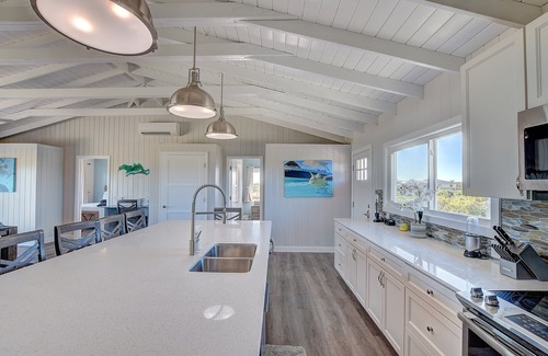 Staniel Cay Villa | #1 Villa with Swim Up Pool Bar, Hot Tub, Pickle Ball,Private Beach-Solar Powered
