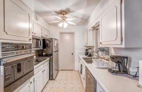 Memphis House | 10 from U of Memphis & Airport- Pinecrest Perch