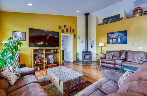 Thurston House | 10 Mi to Eugene Countryside Home with Mtn Views!
