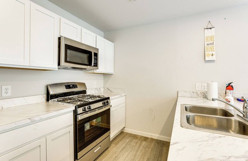 New Caney House | 10 Mi to Lake Houston: Retreat w/Backyard!