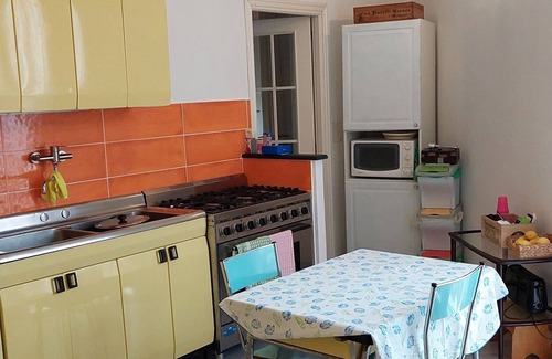 Rezza House | 10 min from the sea! Chic and retro home sleeps 4 + double sofa bed!