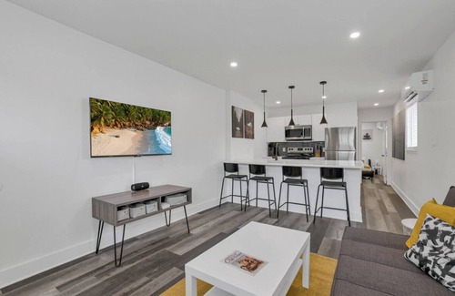 Near East Columbus House | 10 Min to Airport | Modern | Workspace | Unit D
