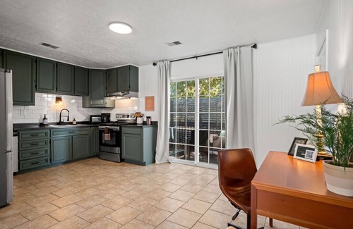 Summerlee House | 10 min to NRG & ACE | Gorge Getaway, Pet-Friendly