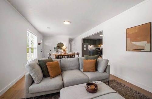 Summerlee House | 10 min to NRG & ACE | Gorge Getaway, Pet-Friendly