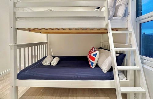 Earlsfield Apartment | 10 min train to Central London B