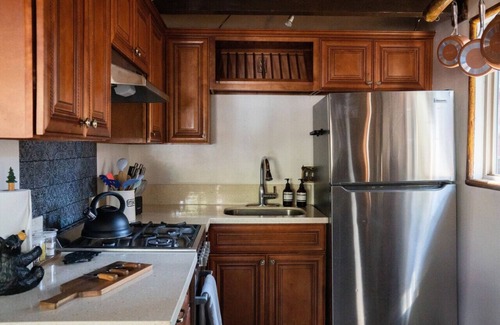 Big Bear City Cabin | 10 mins to Ski with Spa AC Firepit Hammock Dogs