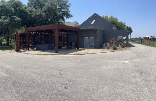 Bryan House | 10 minutes from TAMU campus quiet and cozy get away!