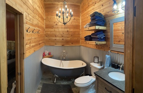 Bryan House | 10 minutes from TAMU campus quiet and cozy get away!
