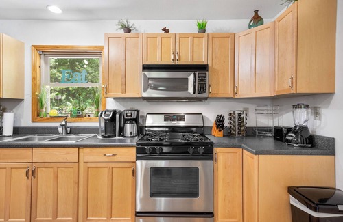 Cherokee House | 10 minutes to Casino with hot tub!