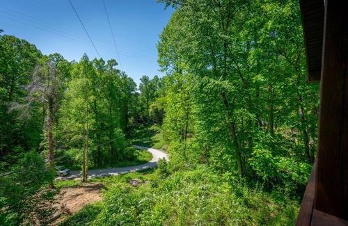 Cherokee House | 10 minutes to Casino with hot tub!
