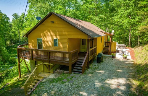 Cherokee House | 10 minutes to Casino with hot tub!