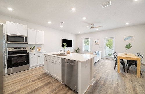 Gulf Breeze House | 10 Minutes to the beach! Close to all the fun!