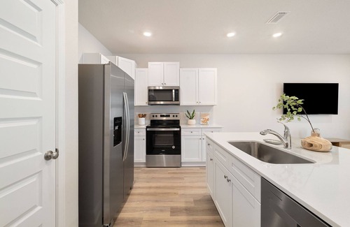 Gulf Breeze House | 10 Minutes to the beach! Close to all the fun!