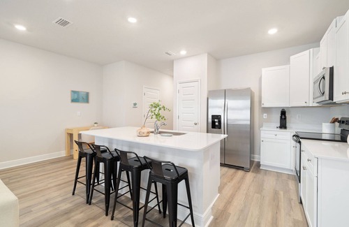 Gulf Breeze House | 10 Minutes to the beach! Close to all the fun!