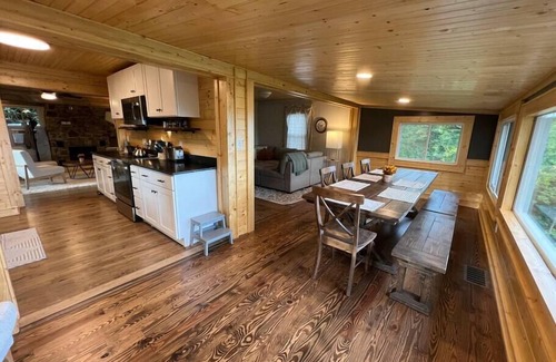 Apple Ridge Cabin | 100 mile views, 2½ mi. to BR, hot tub & Kids Loft