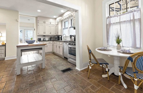 Central City House | 101 Year Old Southern Charmer ~HOT TUB~ Great Location