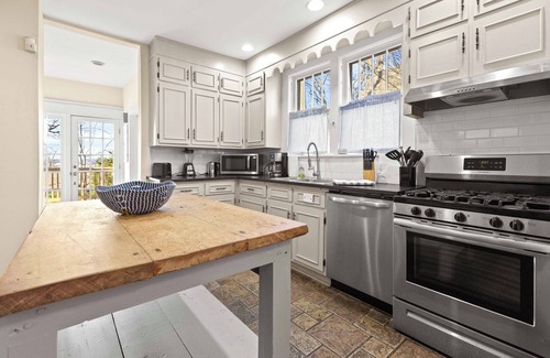 Central City House | 101 Year Old Southern Charmer ~HOT TUB~ Great Location