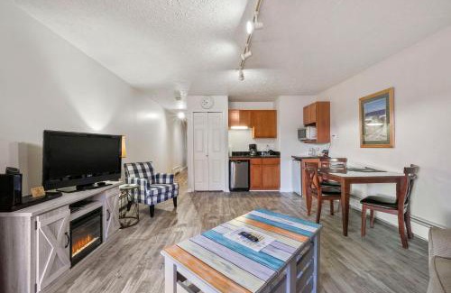 Charlevoix House | 105 Pointes North Inn