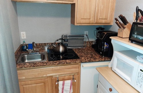 Redington Beach Condo | #109 2min walk to the beach, heated pool WiFi, digital cable TV, kingsize bed.