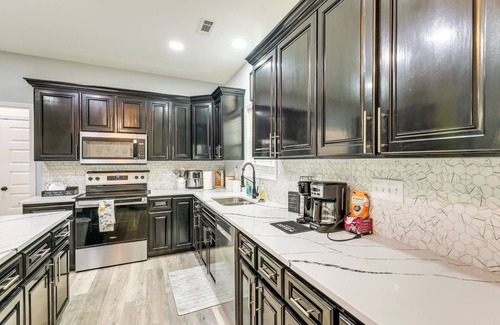 Troy House | 11 Mi to Troy University: Family Home w/Yard