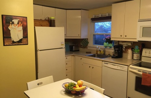 Falmouth House | 11 Quiet duplex by the beach, short walk to Falmouth Village, high-speed WiFi