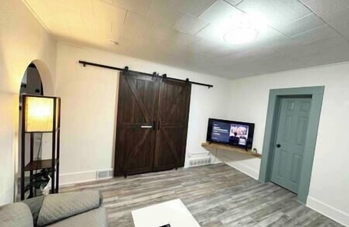 Dubuque Apartment | 1127/Downtown Dubuque, first floor, free parking