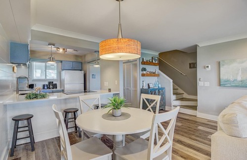 Isle of Palms House | 11B Mariners Walk by AvantStay | Direct Beach Access! | Views | Communal Pool