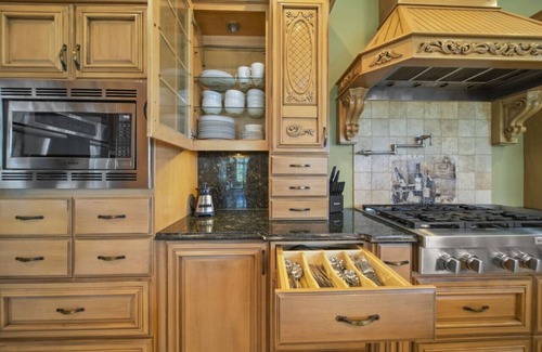 Morris House | 12,000 SF Mansion w/Pool & Lakeview