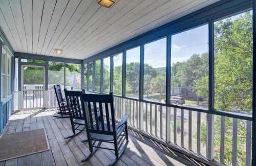 Isle of Palms House | 12 42nd Avenue by AvantStay 2 Mins To The Beach Screened In Porch