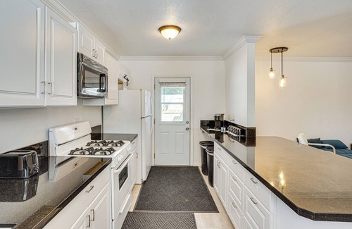 El Rancho House | 12 Mi to Downtown LA: Quiet Getaway w/Patio