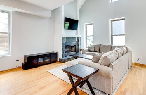 Pulaski Park Apartment | 1220 PH - Luxury Penthouse: Private Patio, new furniture!