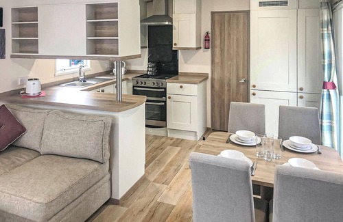 Chapel Saint Leonards House | 12ft-wide caravan with one double with en suite W.