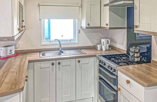 Chapel Saint Leonards House | 12ft-wide caravan with one double with en suite W.