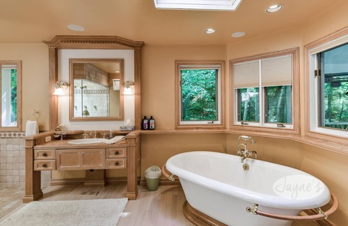 Muskoka Lakes Cottage | 1300' of Ultra Private Frontage! 3bed 2bath! Waterfall! Tennis Court!