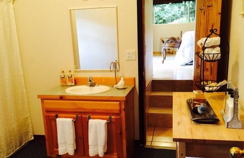 Snohomish Apartment | 14 Acres Of Private Forest - Large 1400 Sq Ft Apt - Mins. From Amenities & Hwy