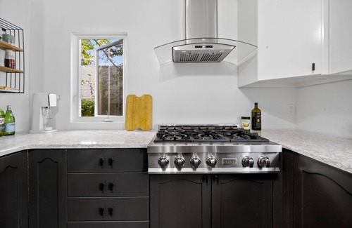 New Rochelle House | 14 Guest Family Getaway- 40 min from NYC