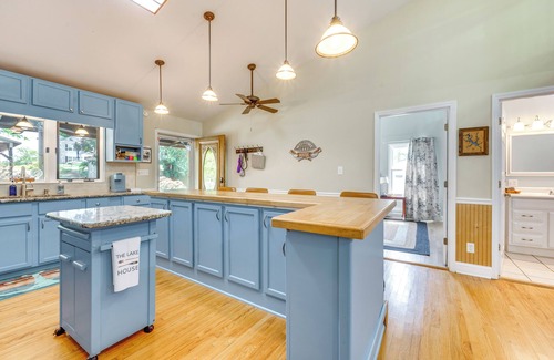 Southmont House | 14 Mi to Childress Vineyards: Scenic Fall Retreat