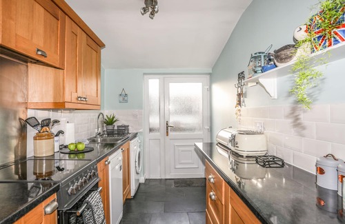 Beaumaris Cottage | 14 ROSE HILL, family friendly, with a garden in Beaumaris