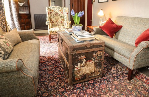 Tetbury Cottage | 14 THE GREEN, pet friendly, character holiday cottage in Tetbury