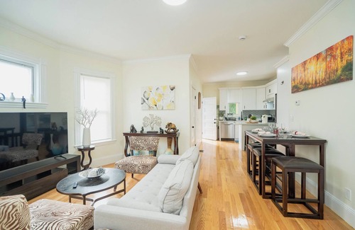 Dorchester Apartment | 14a-Cozy and well decorated apartment in awesome Boston