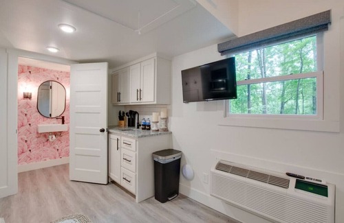 Groveoak House | #14Pink Flamingo Tiny Cottage by Lake Guntersville