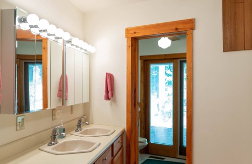 Harrisonville Cabin | 15 Bedroom, Hot tub, Put Put, Pond, Pool Table