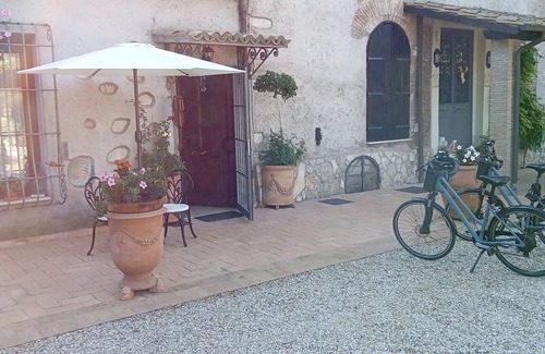 Quartiere XX Ardeatino Apartment | " 15 min. Circus Maximus, Colosseum " Lofts in Villa, Pool and Free Parking,