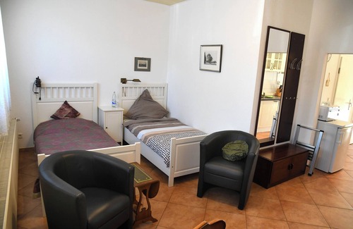 Furth-Sud Apartment | 15 min from Neuss main station. Apartment for rent in quiet residential street.
