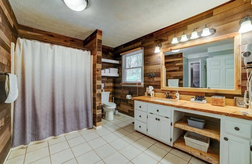 Cherry Log Cabin | 15 minutes from Blue Ridge, pet friendly