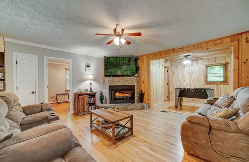Cherry Log Cabin | 15 minutes from Blue Ridge, pet friendly